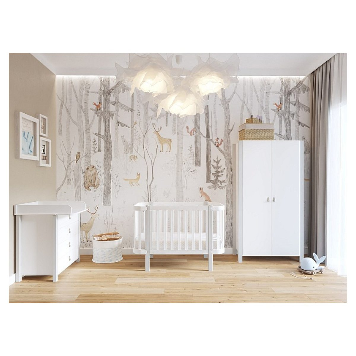 Kinderzimmer mit weißem Gitterbett, Wickeltisch und Schrank vor Wald-Tapete, beleuchtet durch Blumenlampen.
