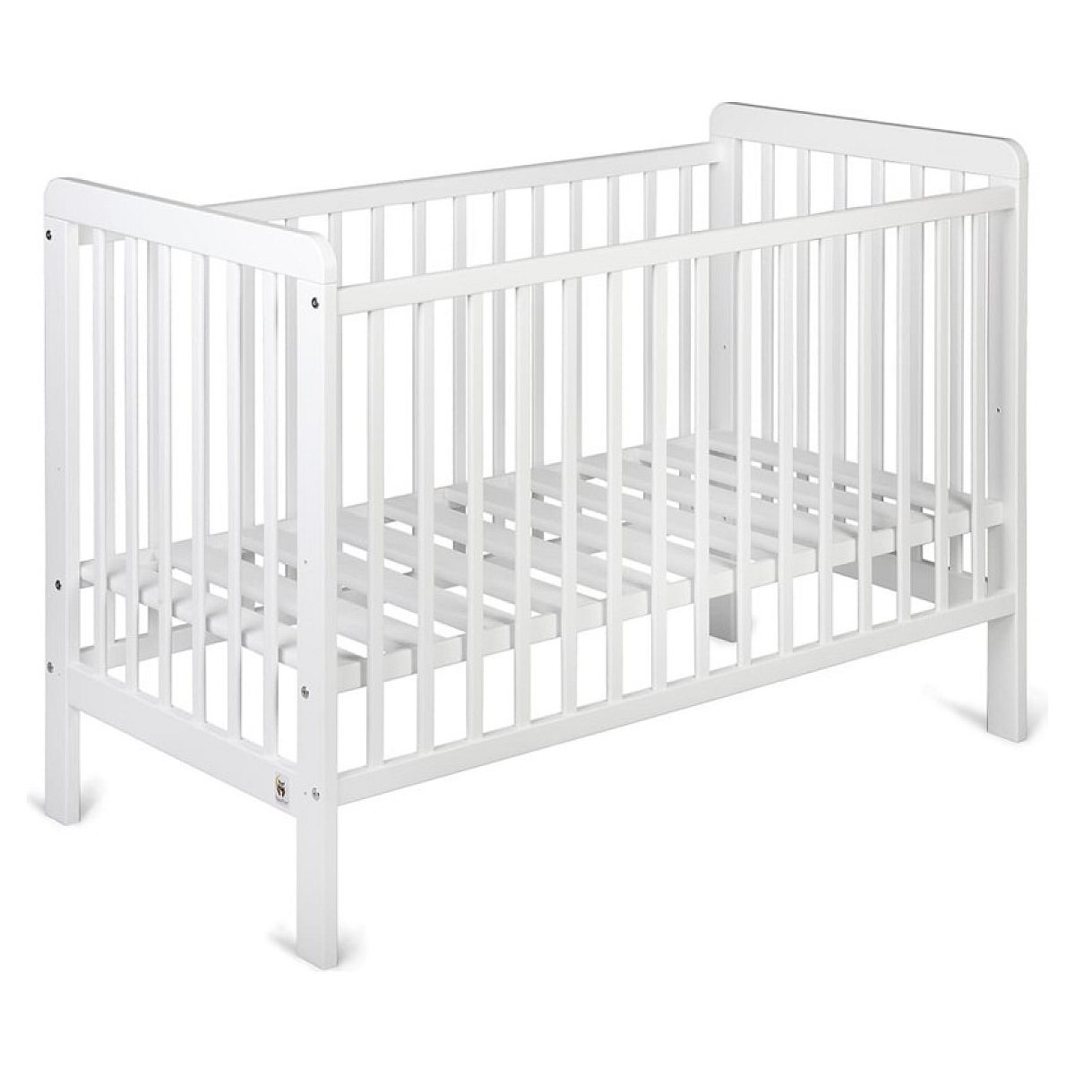 Ein einfaches, weißes Babybett aus Holz mit vertikalen Gitterstäben auf einem weißen Hintergrund.