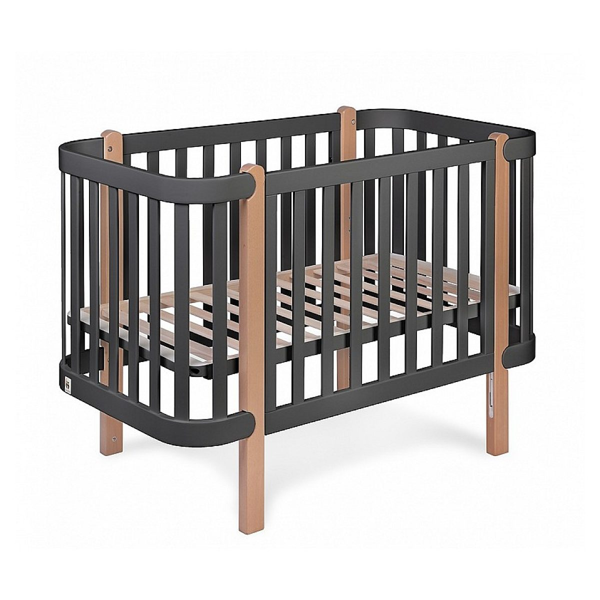 Ein dunkles Babybett mit hellen Holzbeinen und Gitterstäben auf weißem Hintergrund.