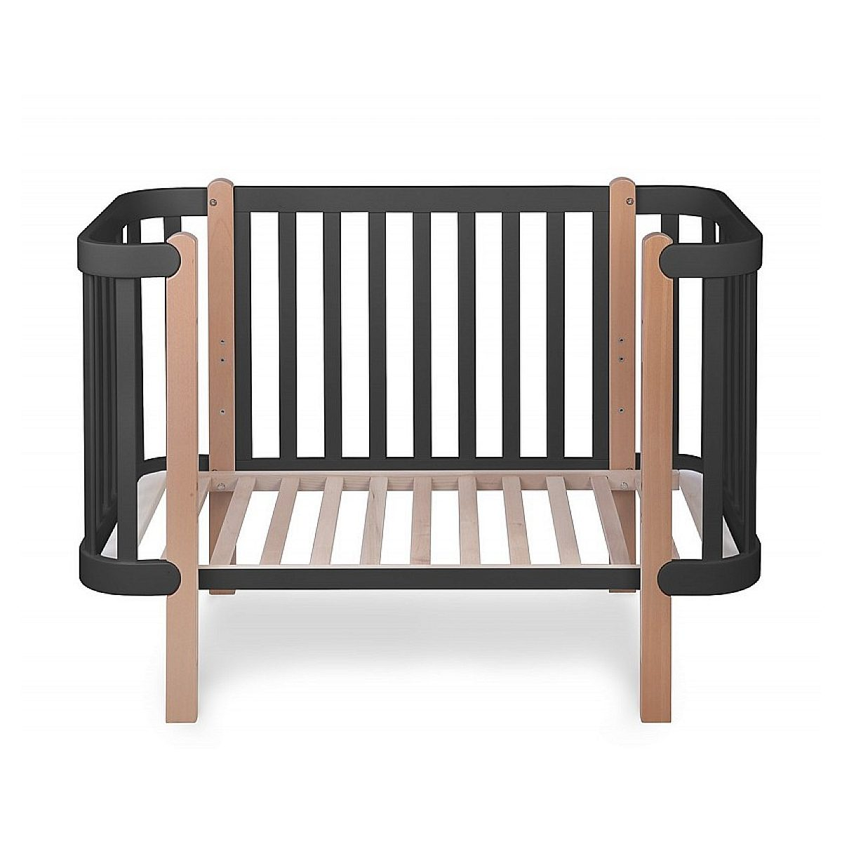 Ein kleines Kinderbett aus Holz mit schwarzen Gittern und naturfarbenen Beinen und Lattenrost vor weißem Hintergrund.