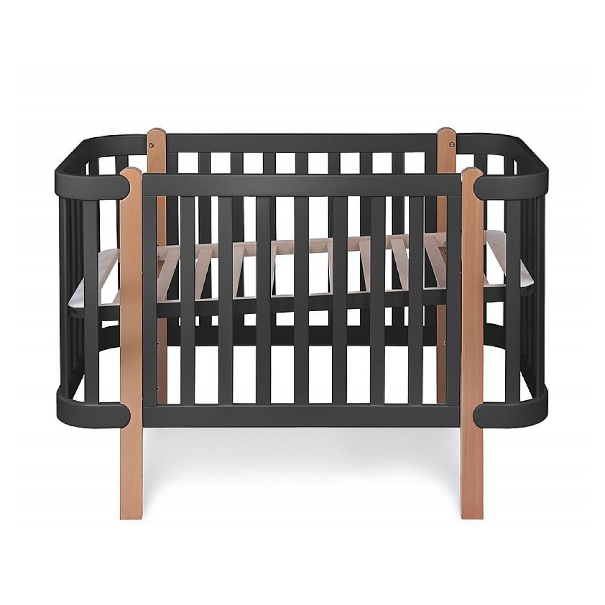 Ein graues Babybett mit runden Ecken und hellbraunen Holzbeinen steht auf weißem Grund.