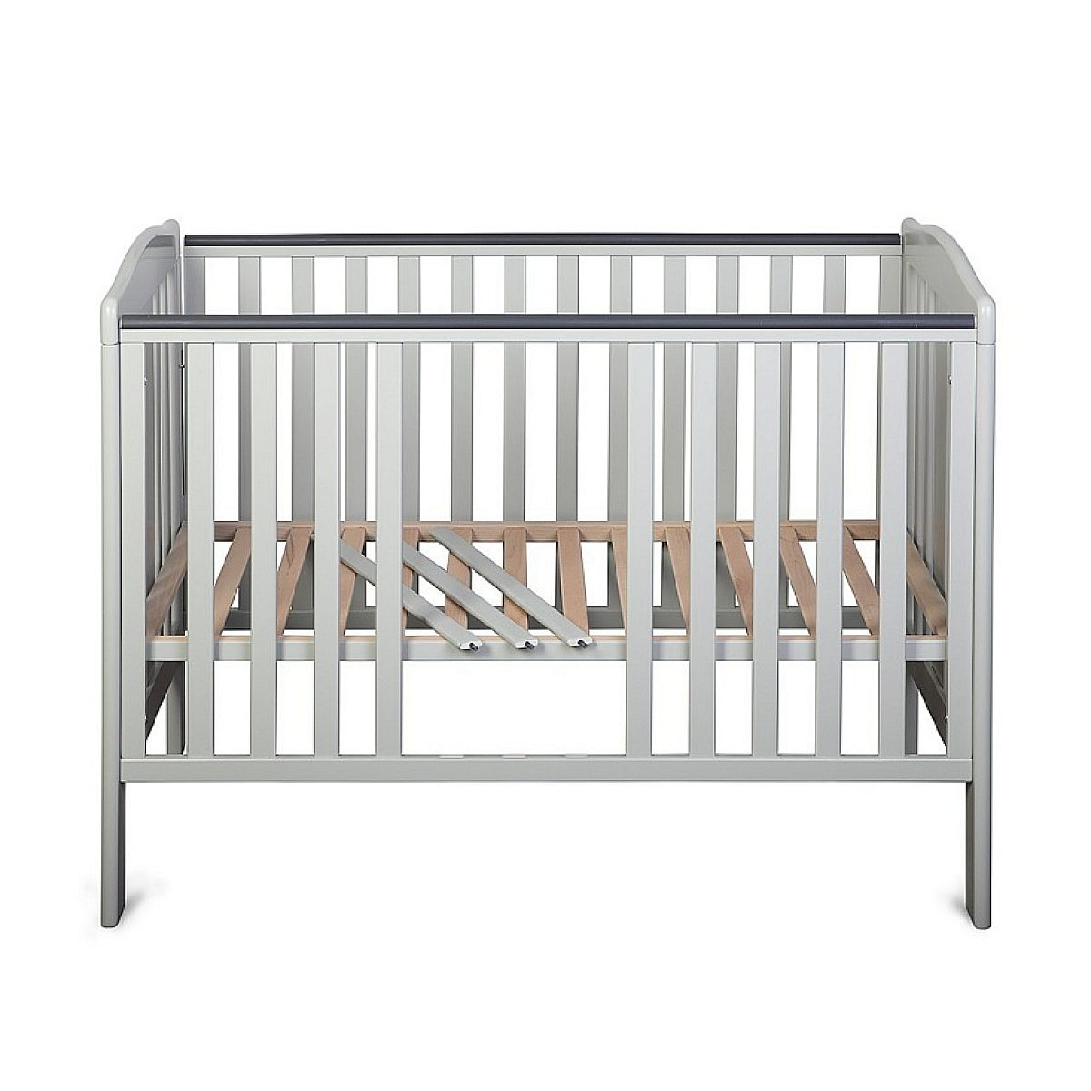 Graues Babybett mit Holzlattenrost und abnehmbaren Gitterstäben auf weißem Hintergrund.