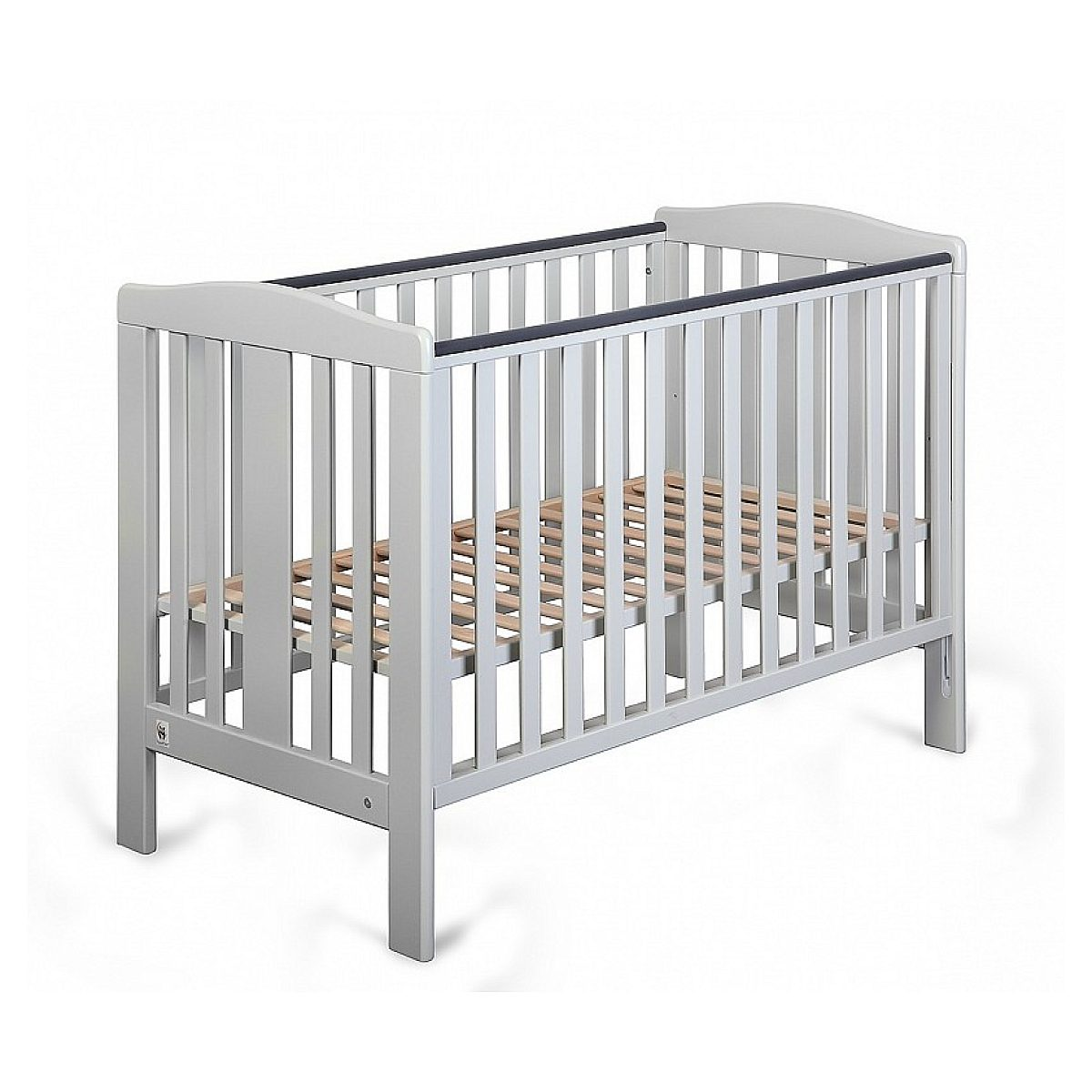 Ein graues Babybett mit Holzlattrost vor weißem Hintergrund.