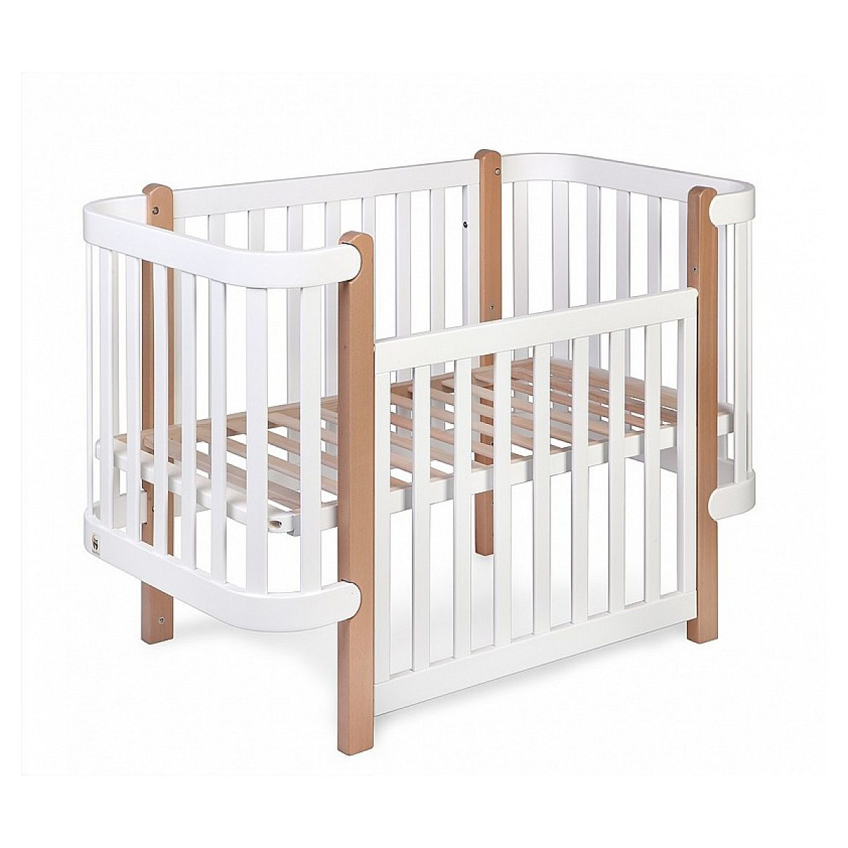 Ein weißes Babybett aus Holz mit runden Ecken und Lattenrost auf weißem Hintergrund.