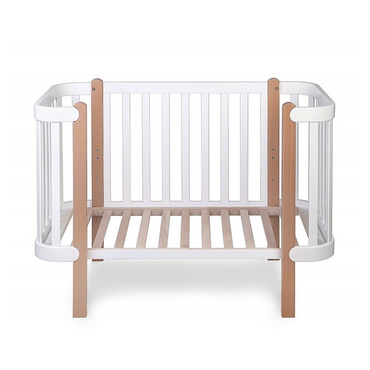 Ein weißes Babybett aus Holz mit abgerundeten Ecken und natürlichen Holzbeinen vor weißem Hintergrund.