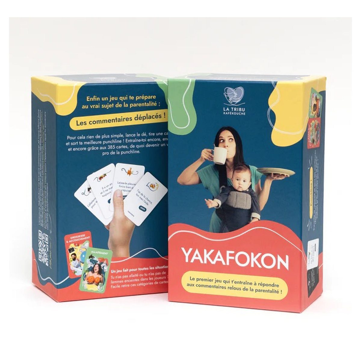 Spielbox mit einer Frau, die einen Kaffee trinkt und ein Baby trägt, und Bildkarten davor.
