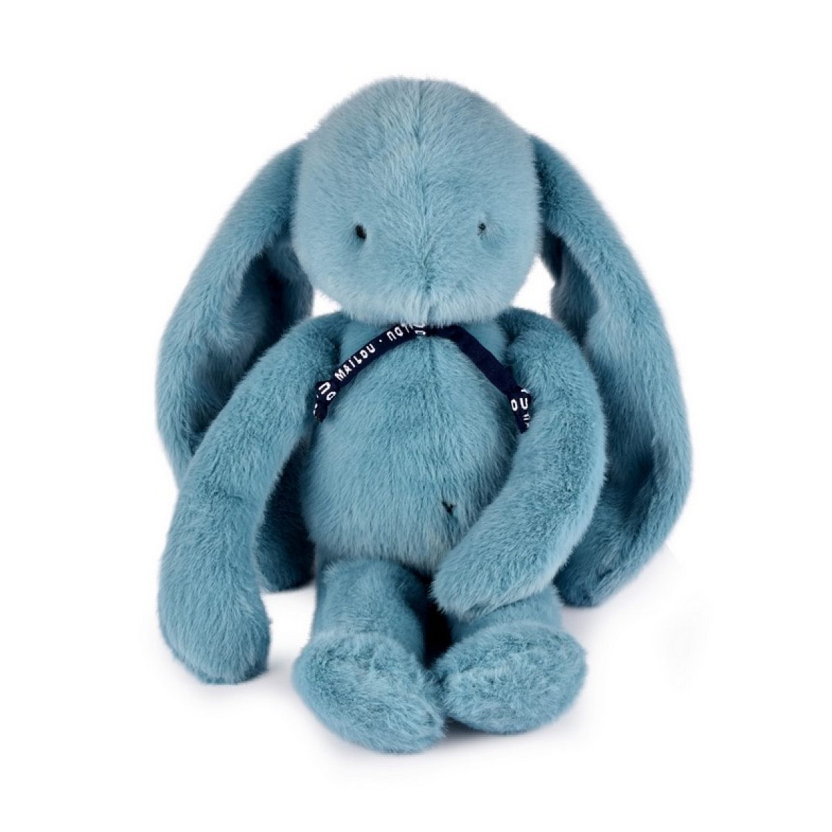 Ein blauer Plüschhase mit langen Ohren und einer dunklen Schleife am Hals sitzt auf weißem Hintergrund.