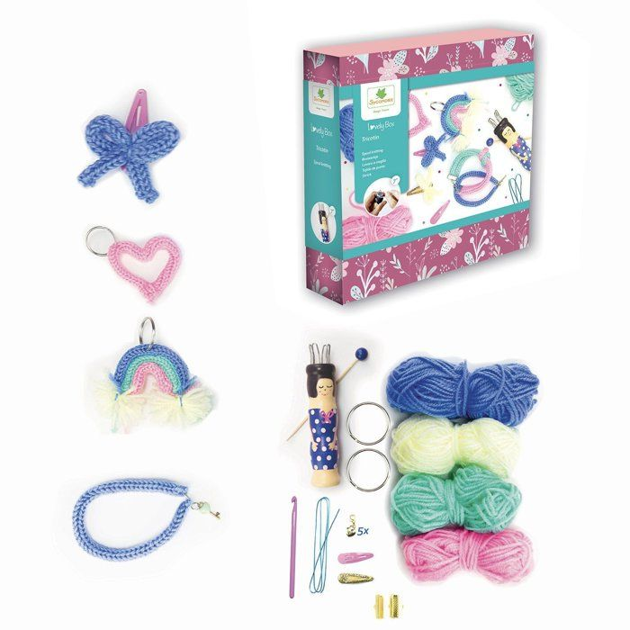 Ein DIY-Strickset mit Box, bunten Garnknäueln, Holzpuppe, Häkelnadel und Zubehör wie Schlüsselanhängern.