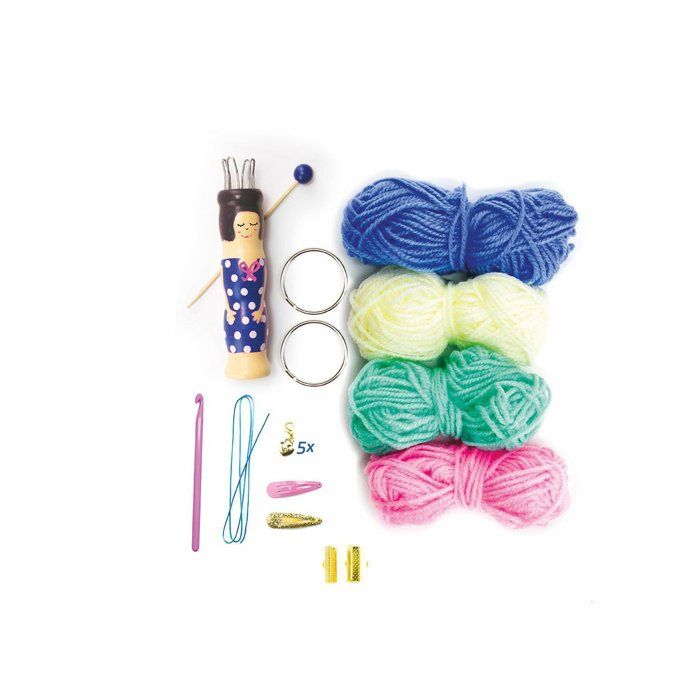 Bastelset mit Strickpuppe, vier bunten Garnknäueln, Häkelnadel und Zubehör auf weißem Hintergrund.