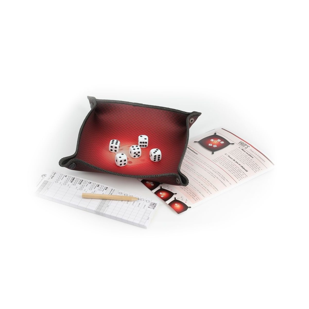 Würfelspiel-Set mit rotem Würfelbecher, fünf weißen Würfeln, Punkteblock, Stift und Anleitung auf weißem Grund.
