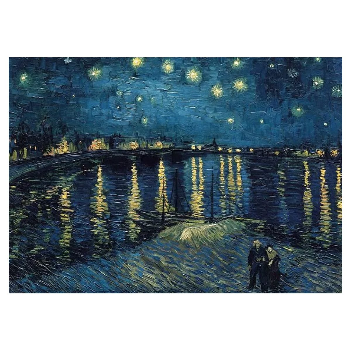 Ein Paar steht nachts am Ufer mit Sternenhimmel und Stadtlichtern, die sich im Wasser spiegeln.