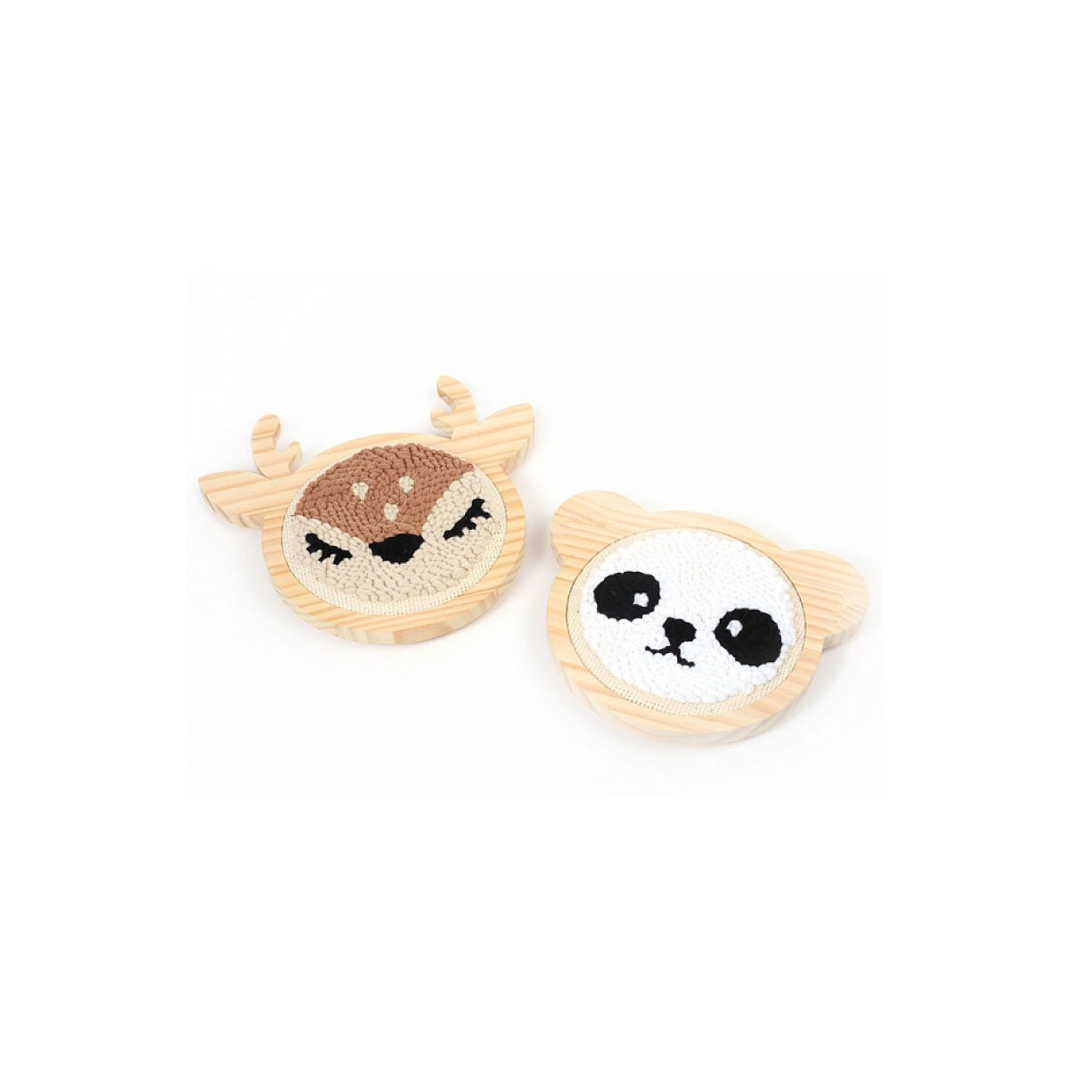 Zwei Holzkrallen mit gestickten Tiergesichtern: ein Reh und ein Panda auf weißem Hintergrund.