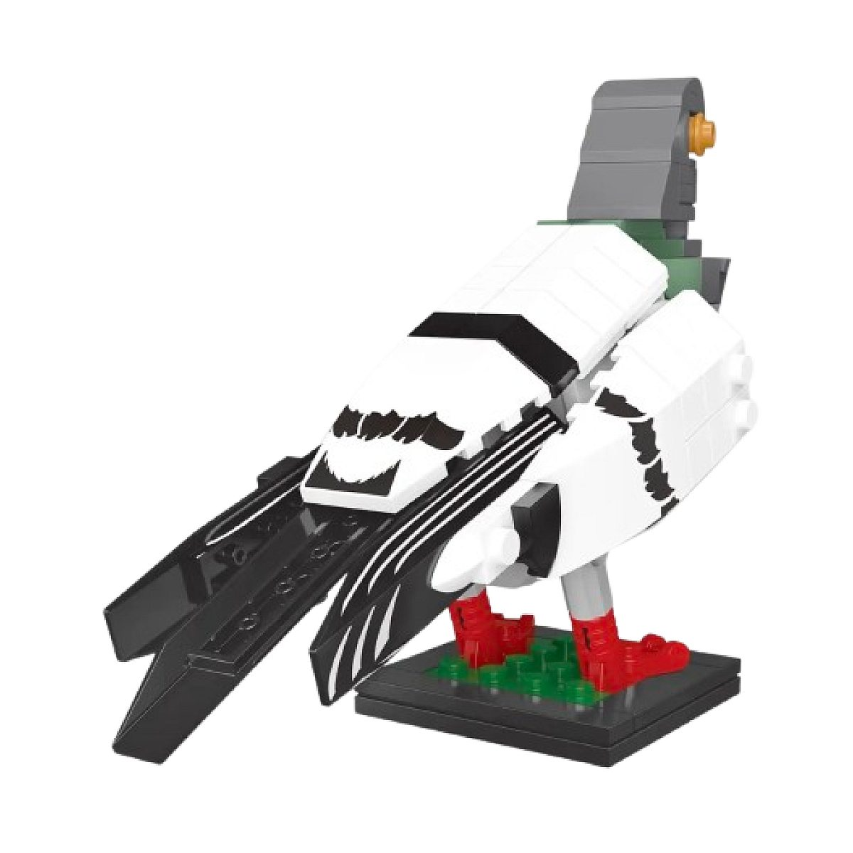 Ein Taubenmodell aus weißen, schwarzen, grauen und grünen Legosteinen auf einem grünen Sockel mit roten Füßen.