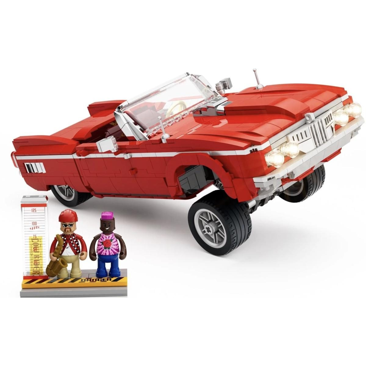 Ein rotes Lego-Cabrio mit zwei Minifiguren und einem Schild vorne.