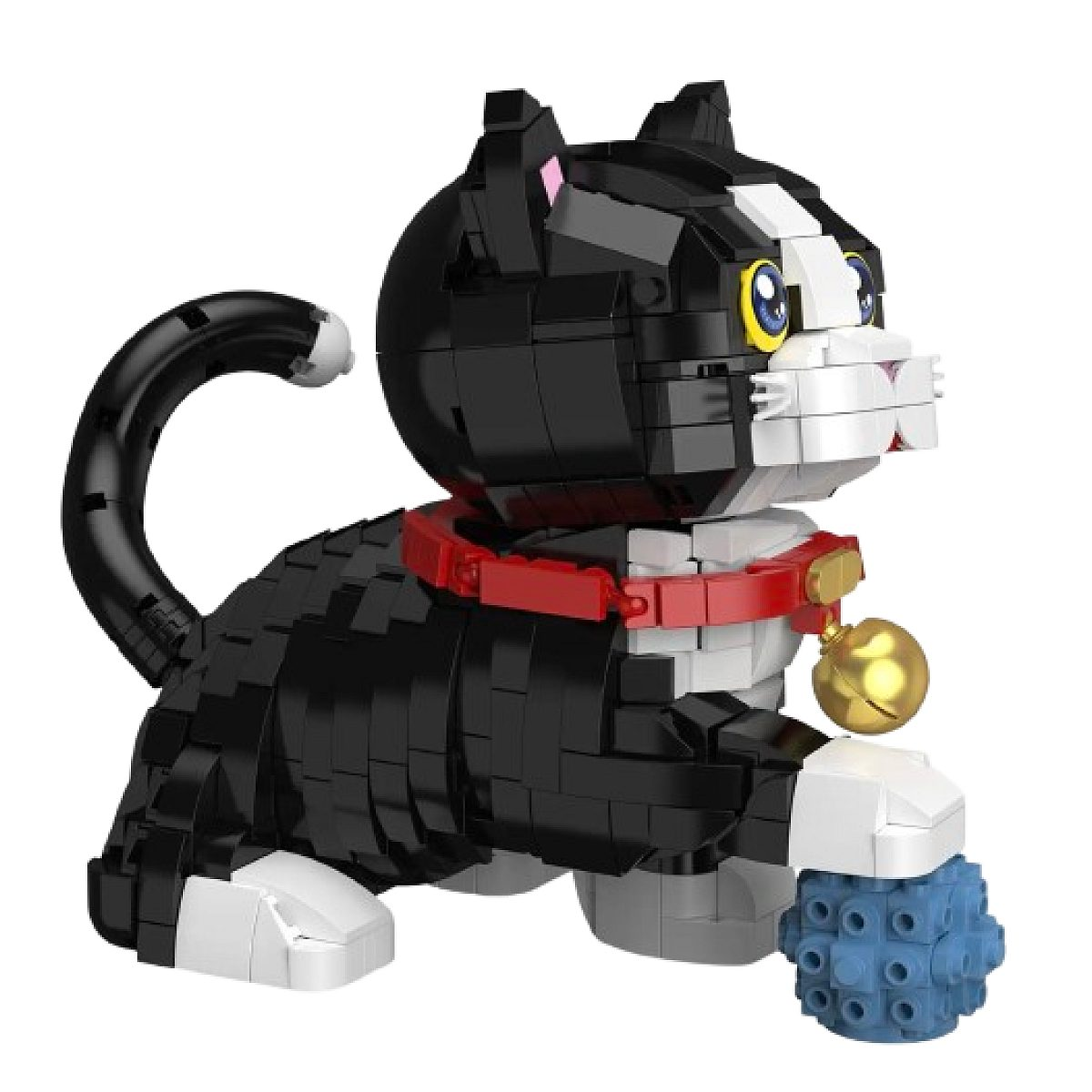 Eine schwarz-weiße Lego-Katze mit rotem Halsband und goldener Glocke spielt mit einem blauen Ball auf weißem Grund.