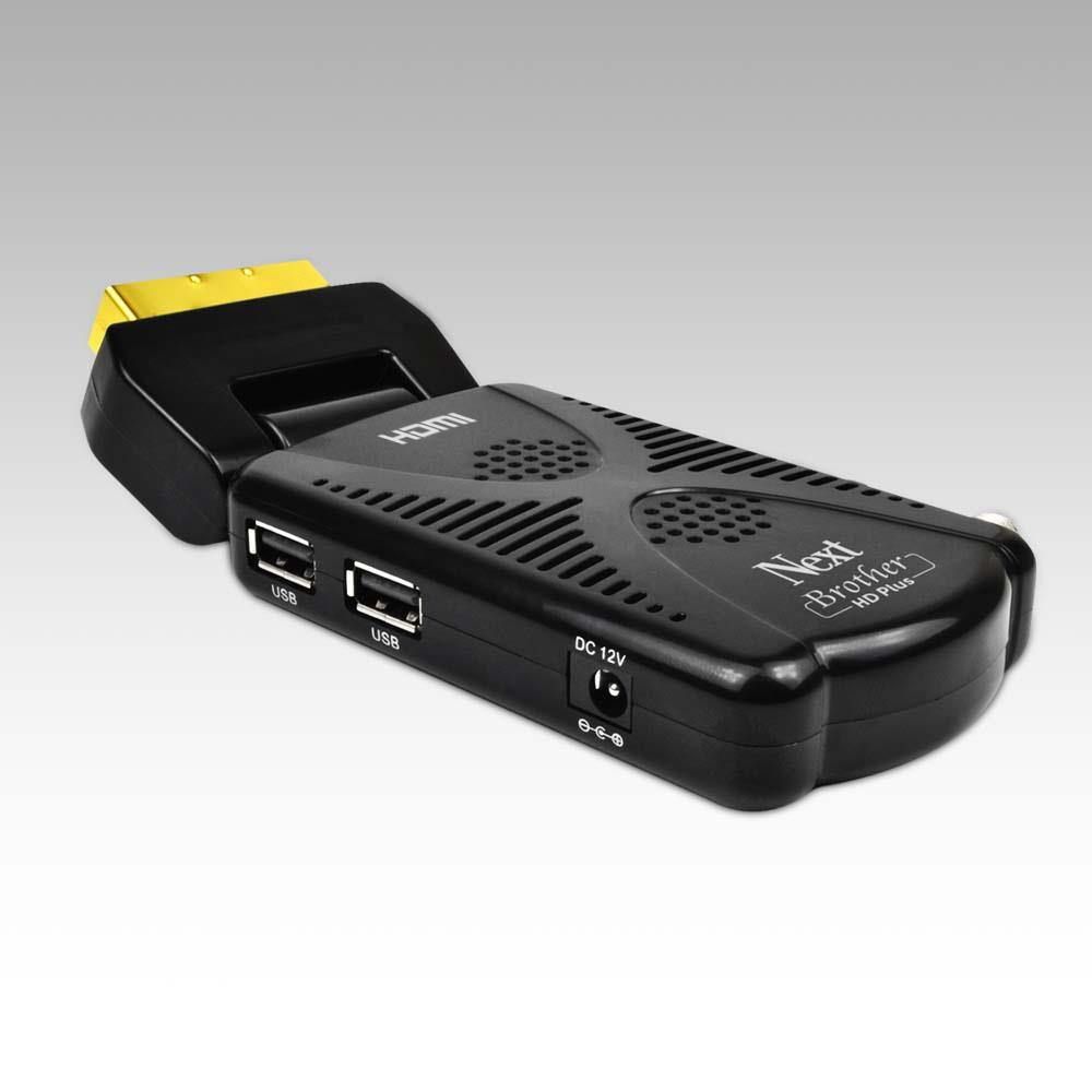 Gri arka planda USB ve DC 12V bağlantı noktalarına sahip siyah bir Next Brother HD Plus adaptörü.