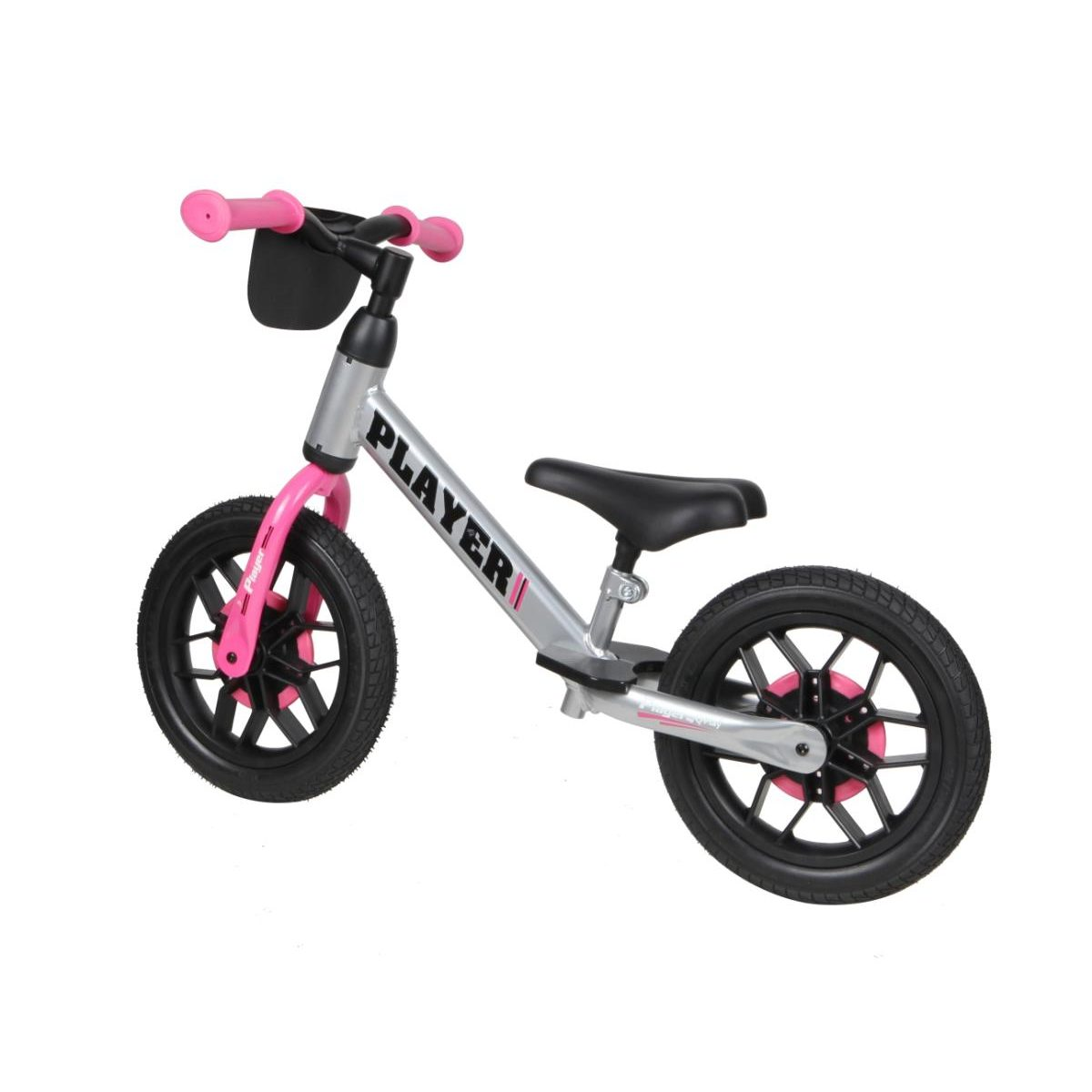 Ein silbernes Laufrad für Kinder mit pinken Griffen, einer kleinen Tasche am Lenker und einem schwarzen Sattel.