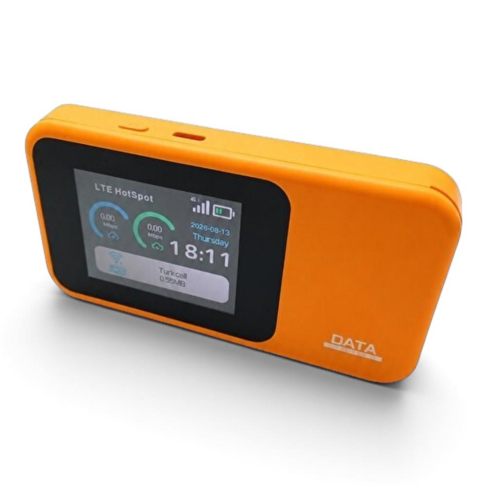 Beyaz arkaplanda saat, tarih ve veri kullanımını gösteren dijital ekranlı turuncu renkli taşınabilir LTE hotspot cihazı.