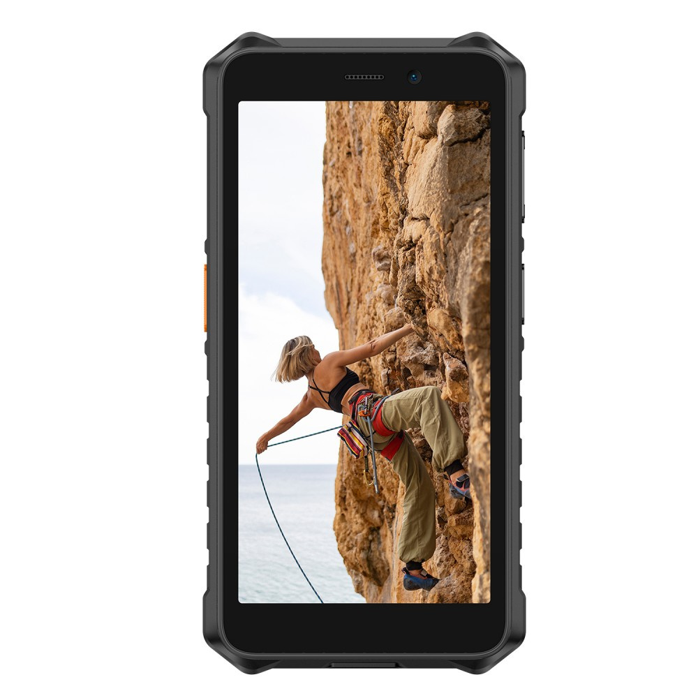 Uno smartphone rugged mostra sullo schermo una donna che arrampica su una parete rocciosa sopra il mare.