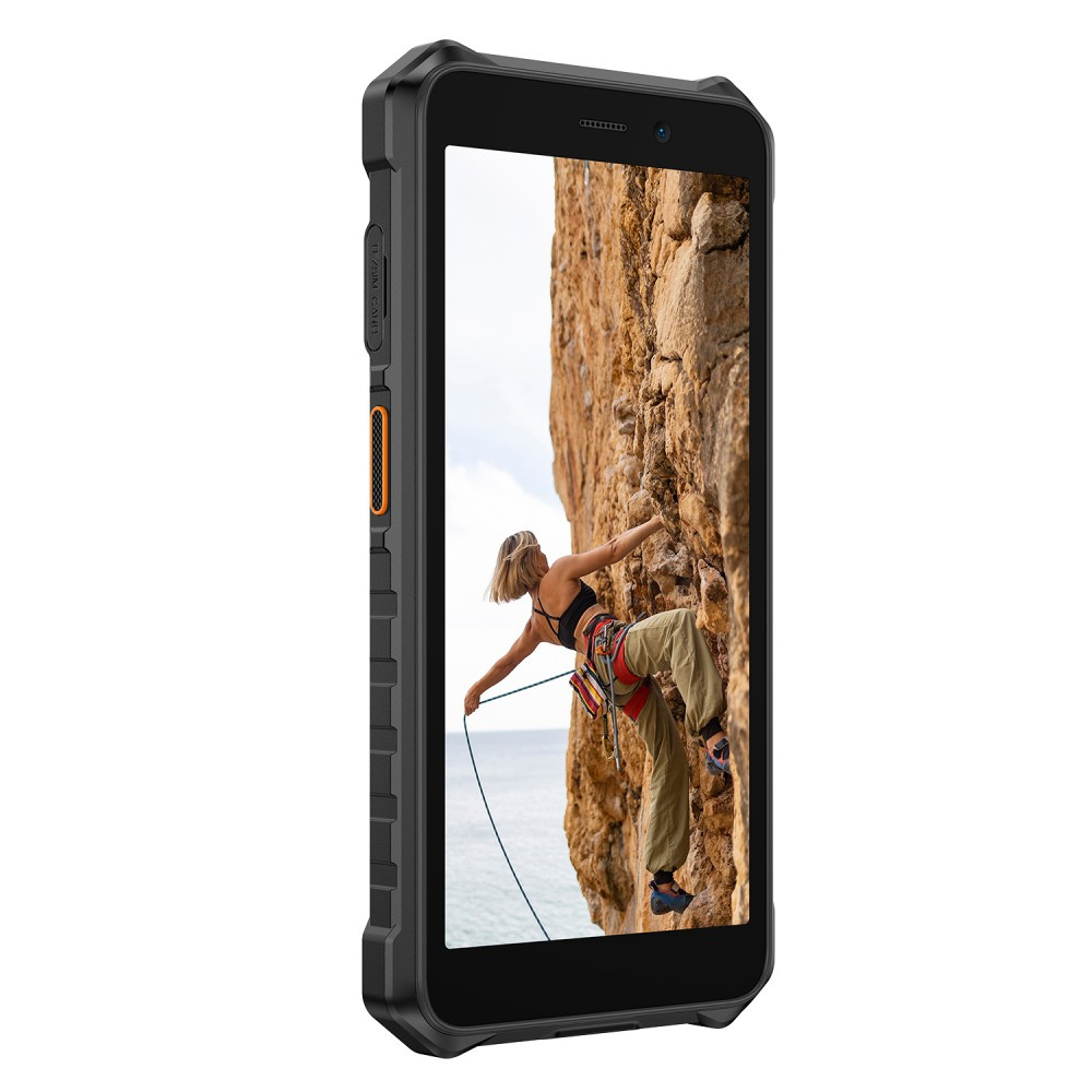 Uno smartphone rugged mostra sullo schermo una donna che arrampica su una falesia.