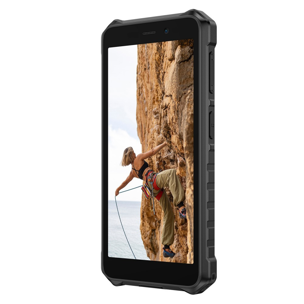 Uno smartphone nero robusto mostra sullo schermo una donna che scala una scogliera.