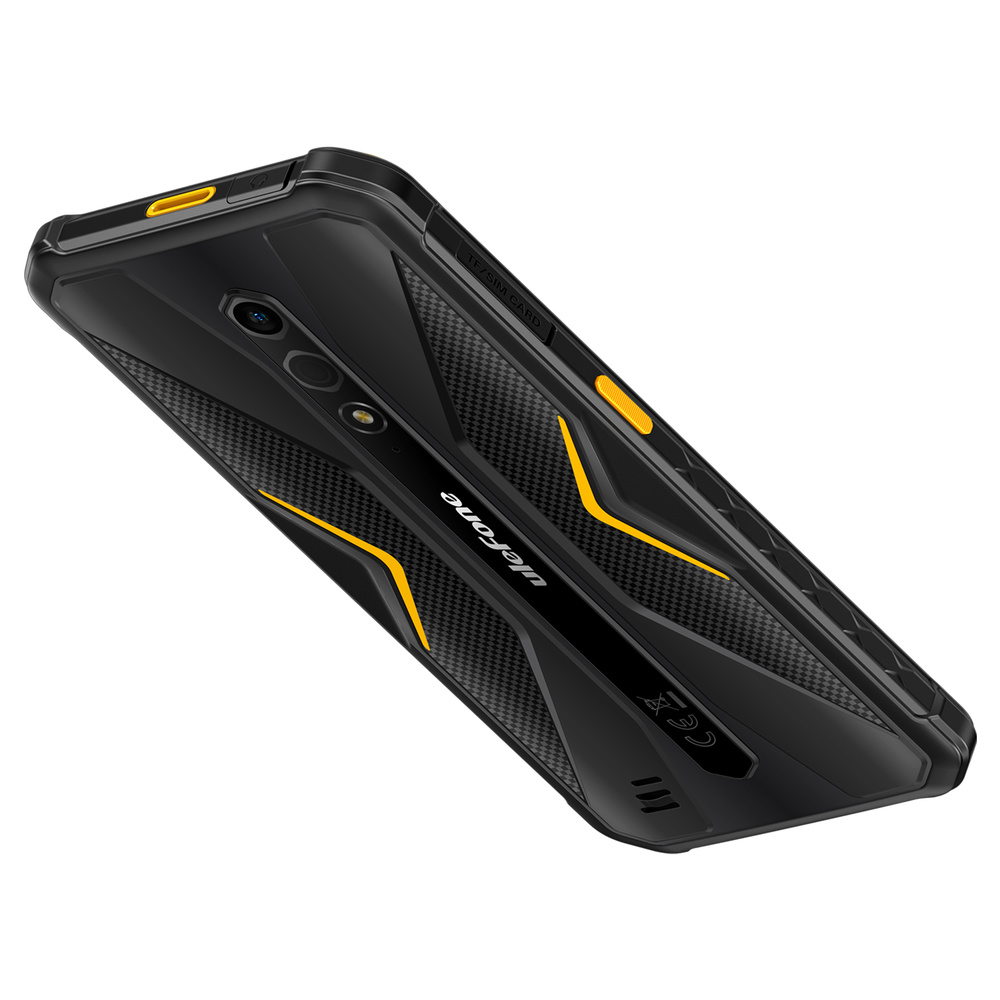 Ein schwarzes, robustes Smartphone mit Kohlefaserdetails, gelben Akzenten und vertikaler Dreifachkamera auf weißem Grund.