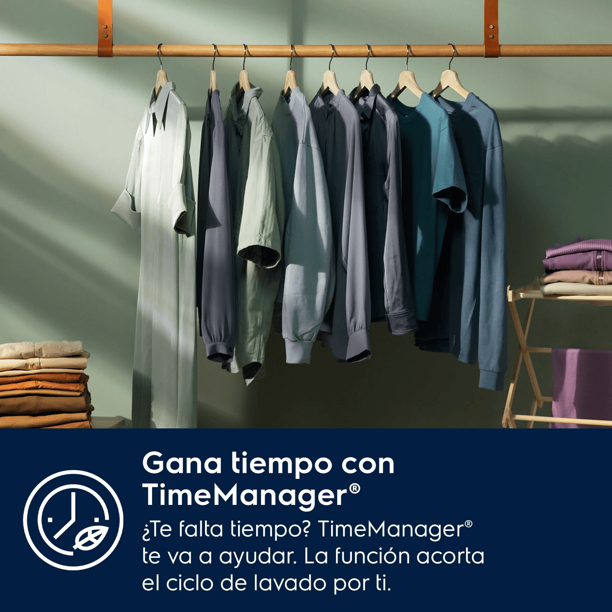 Ropa colgada en perchas de madera ante una pared verde. Abajo, una franja azul con texto.