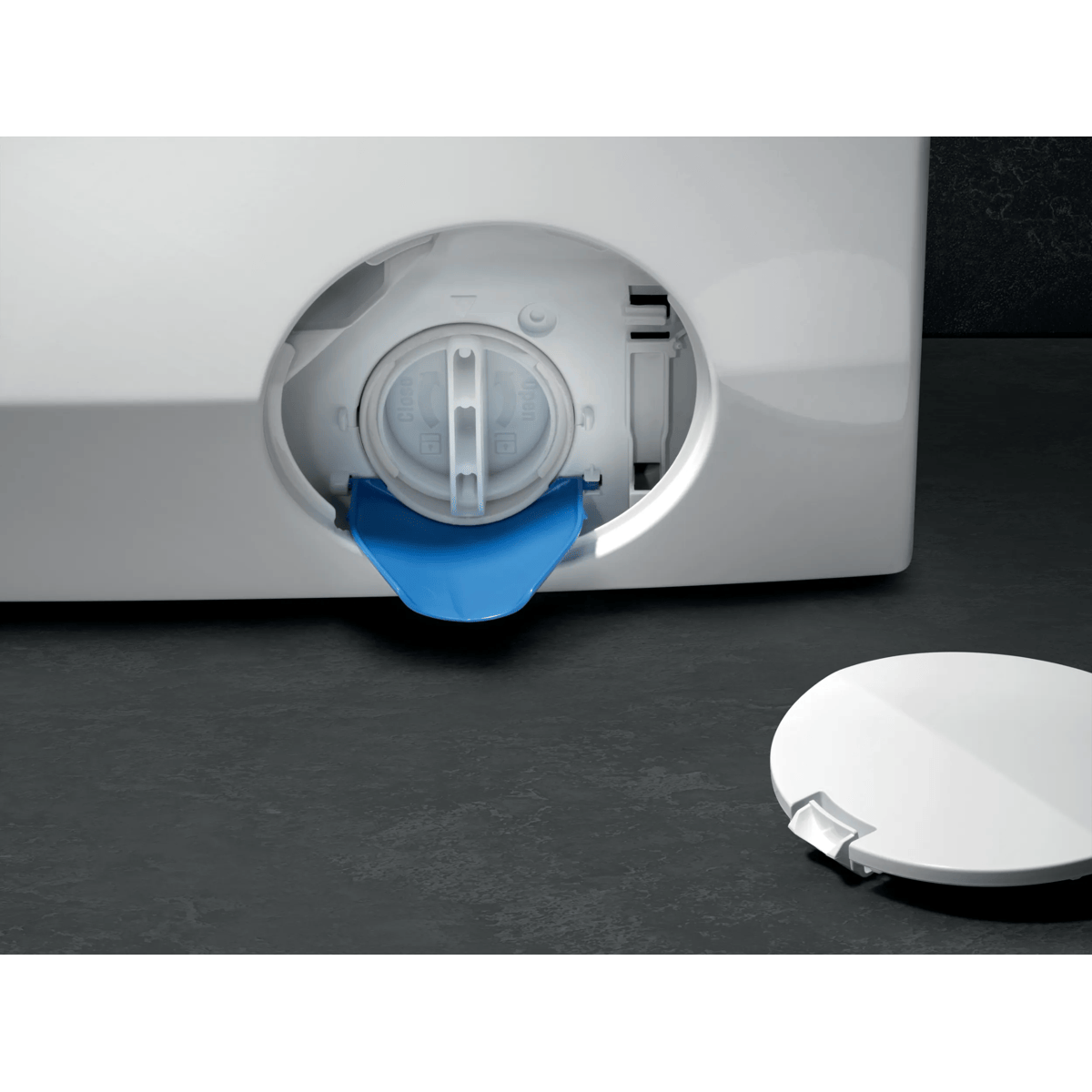 Tapa del filtro de la lavadora abierta con un canal de desagüe azul extendido y la tapa blanca cerca.