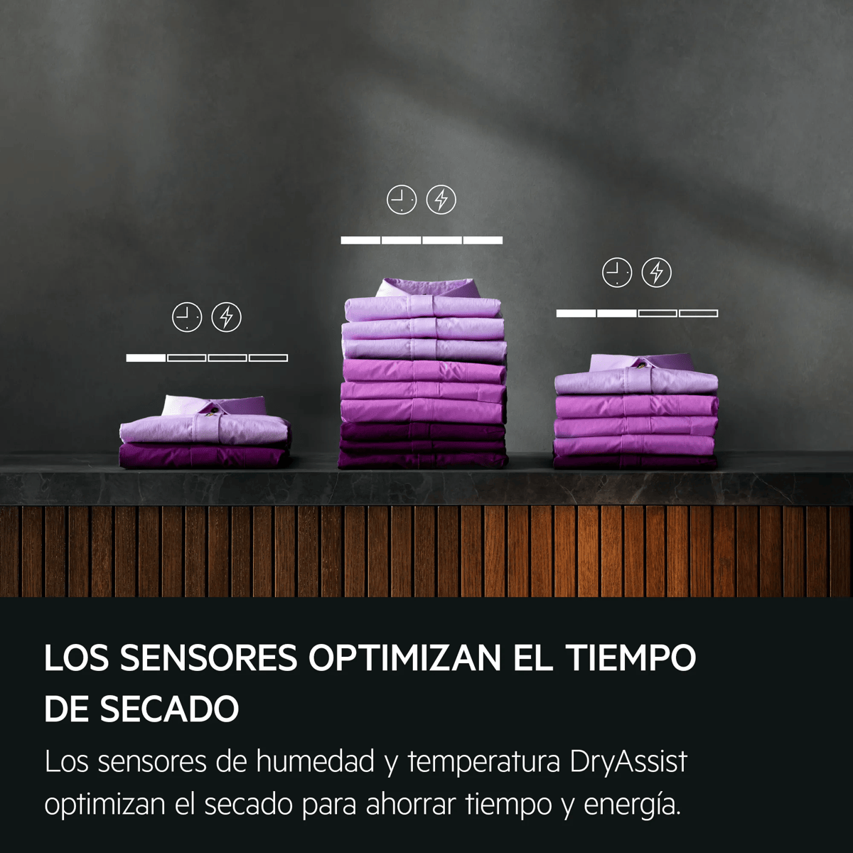 Tres pilas de camisas moradas y rosas sobre una superficie de madera y piedra con iconos flotando.