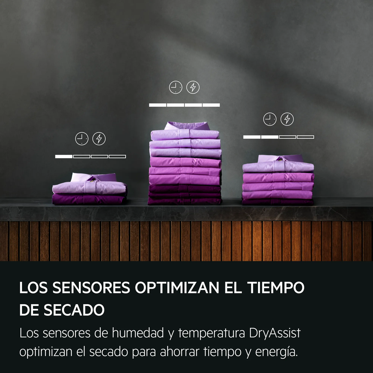 Tres pilas de camisas moradas con iconos de temporizador y energía sobre fondo oscuro.