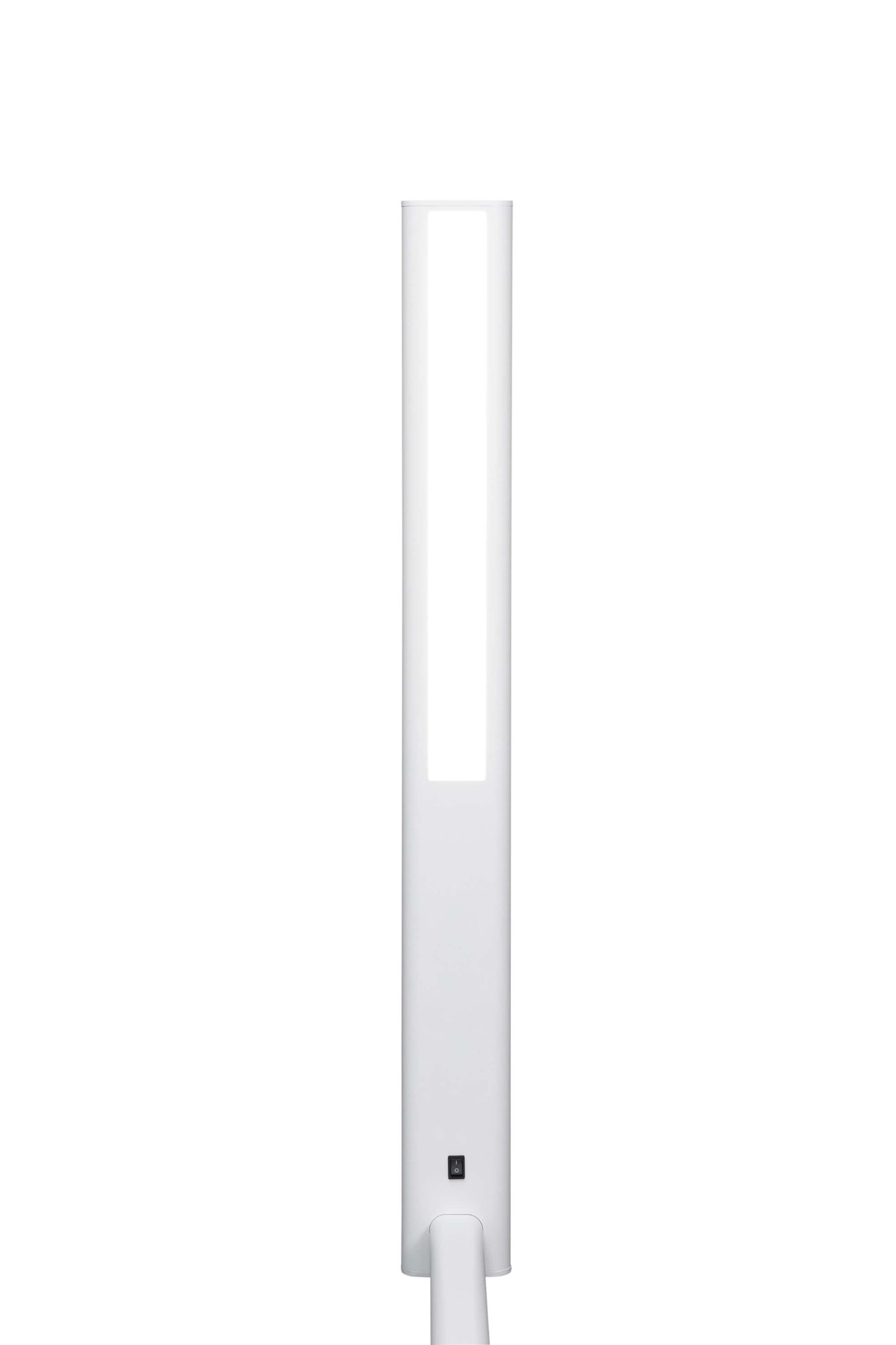 Una lámpara de pie blanca y estrecha con un cabezal rectangular y un pequeño interruptor negro sobre fondo blanco.