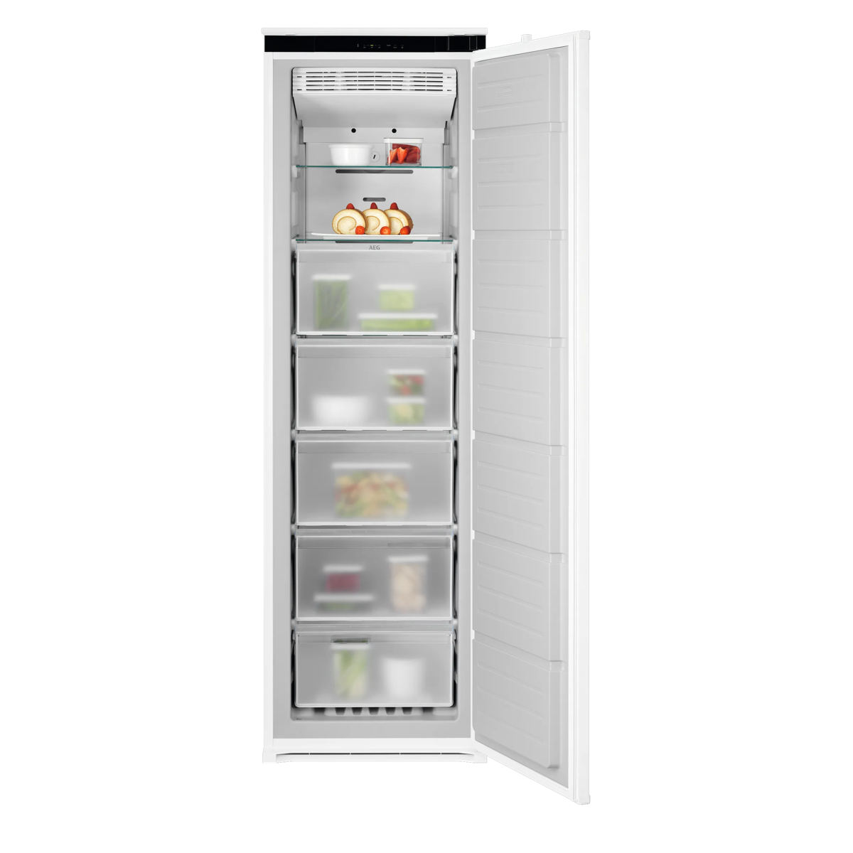 Un congelador vertical blanco con puerta abierta, estantes de vidrio llenos y cajones transparentes sobre fondo blanco.