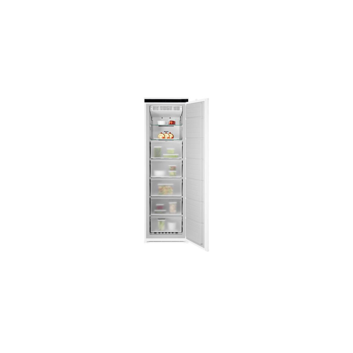 Un congelador vertical blanco con puerta abierta, estantes de vidrio y cajones transparentes sobre fondo blanco.