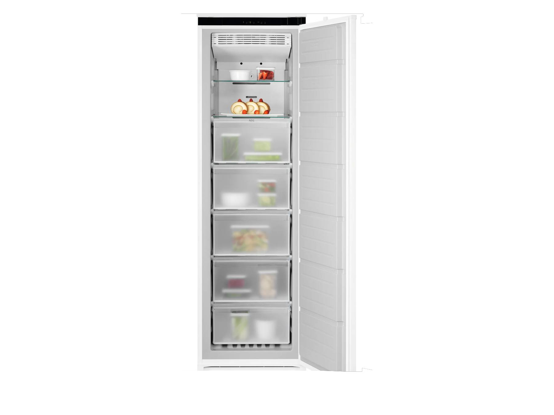 Congelador vertical blanco abierto con estantes de cristal y cajones transparentes llenos de comida.