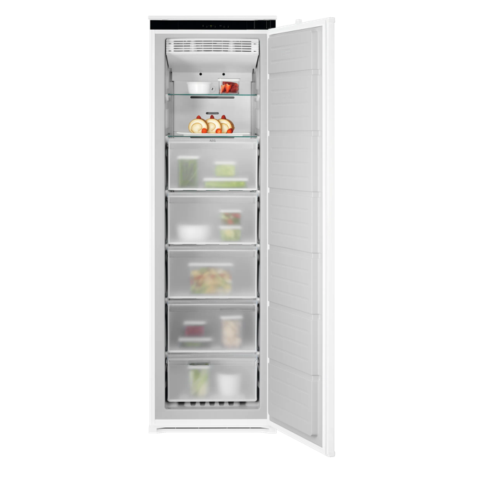 Un refrigerador vertical blanco con la puerta abierta, mostrando estantes de cristal y cajones transparentes.