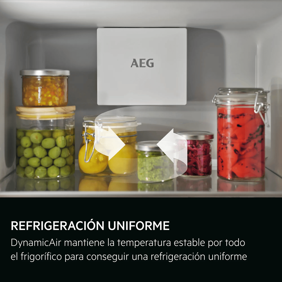 Frascos de vidrio con alimentos en un refrigerador AEG, con una flecha blanca de circulación y texto en español.