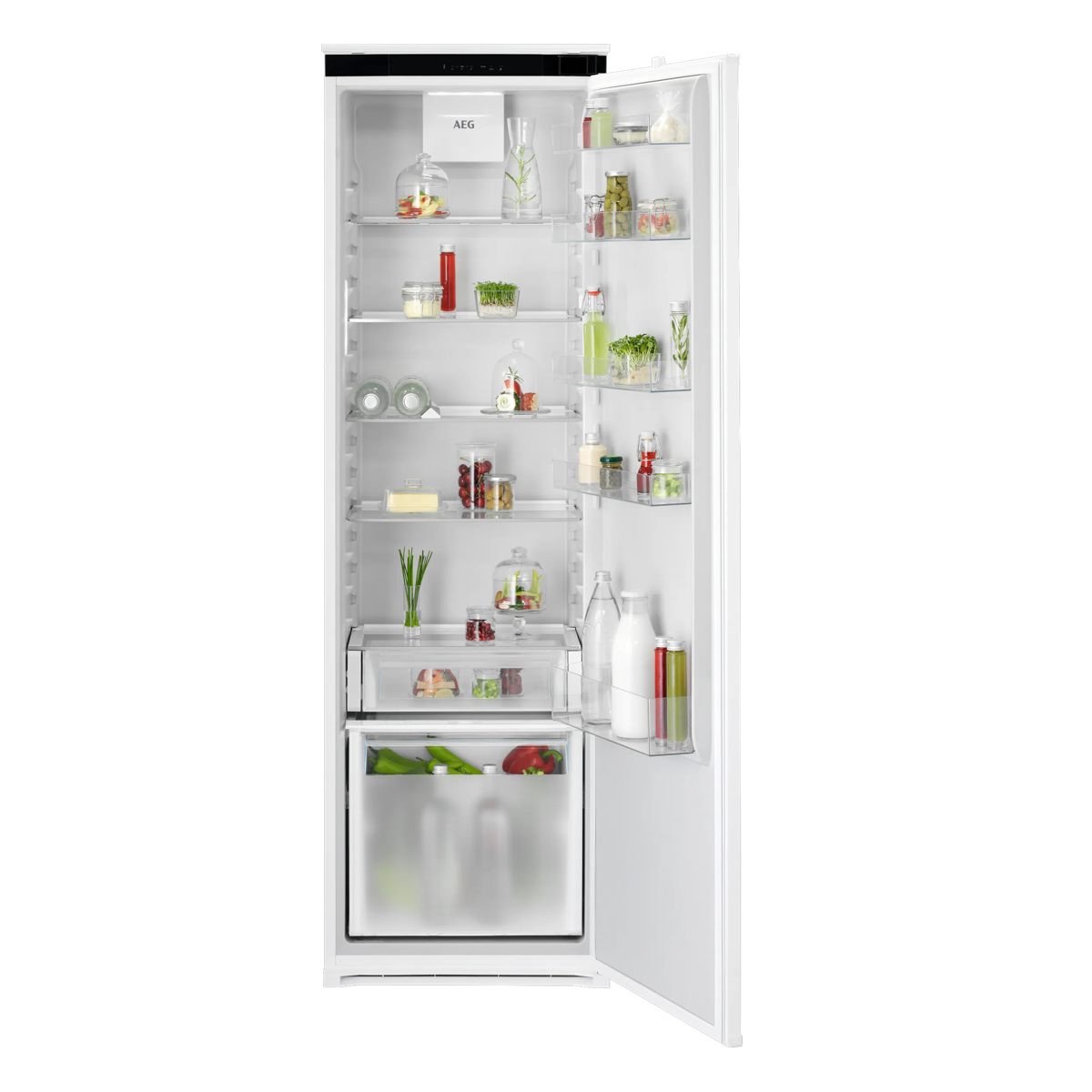Un refrigerador blanco abierto con estantes de vidrio, lleno de alimentos frescos y botellas.