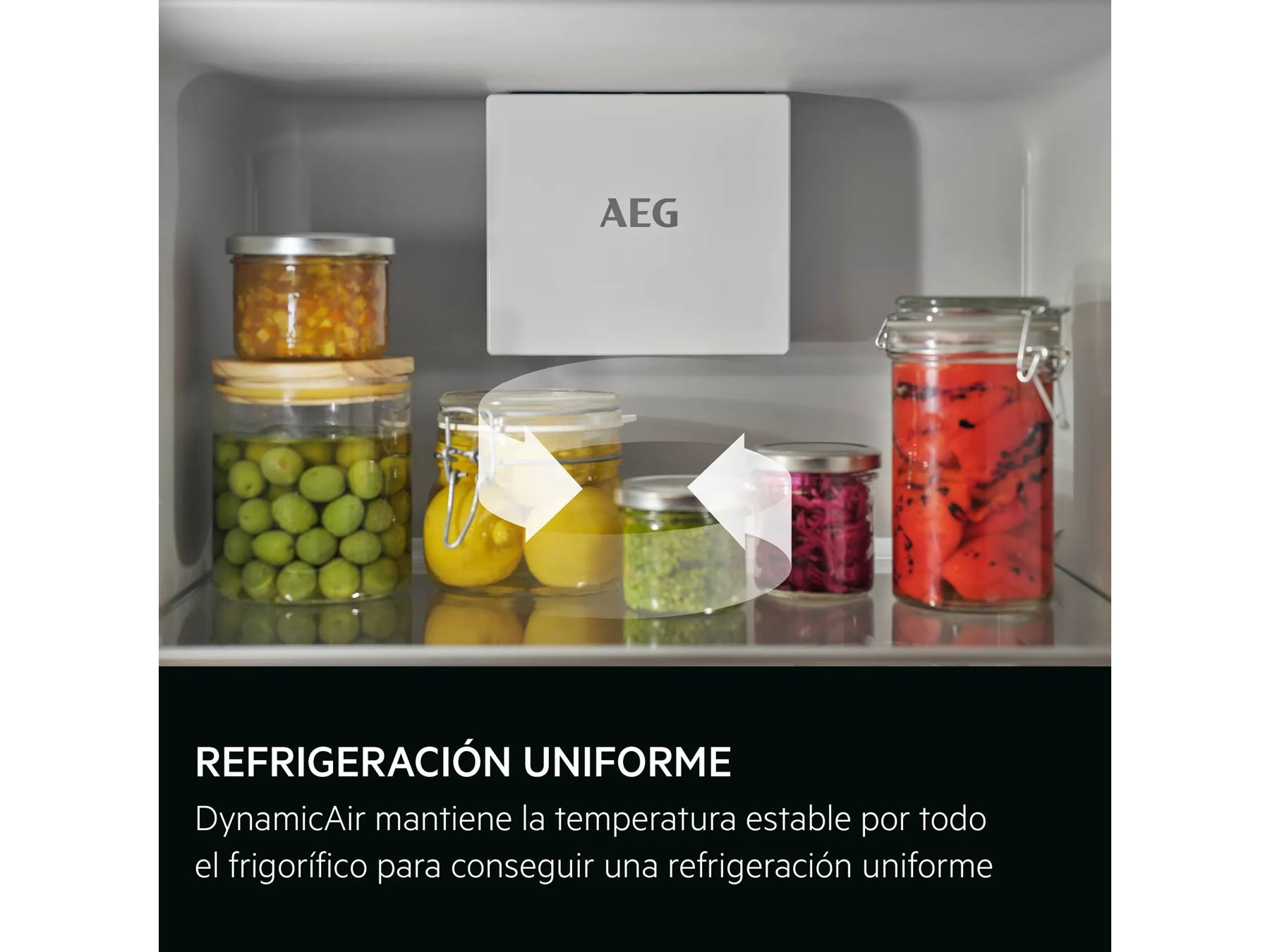 Tarros de vidrio con alimentos en la balda de una nevera, con logo AEG arriba y texto en español.