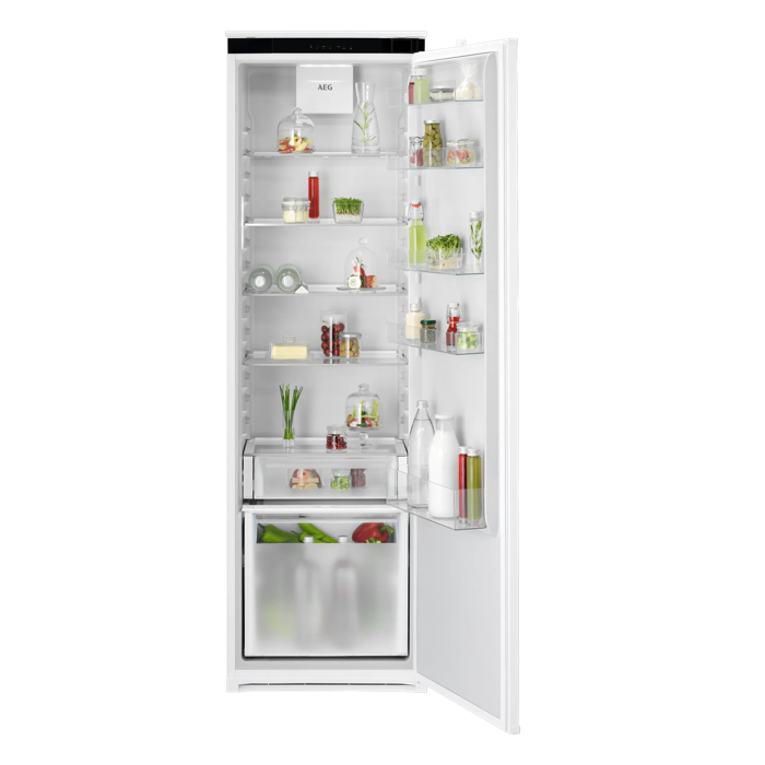 Un refrigerador AEG blanco y abierto lleno de estantes de vidrio y cajones para verduras sobre fondo blanco.