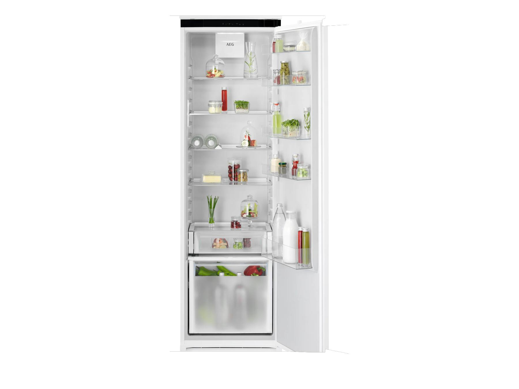 Un refrigerador blanco abierto con alimentos, frascos y botellas en sus estantes.