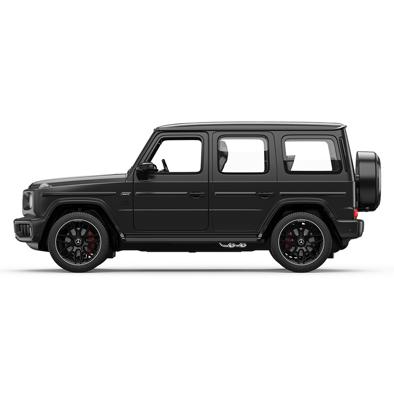 Czarny SUV Mercedes-Benz G-Wagen pokazany z profilu na białym tle.