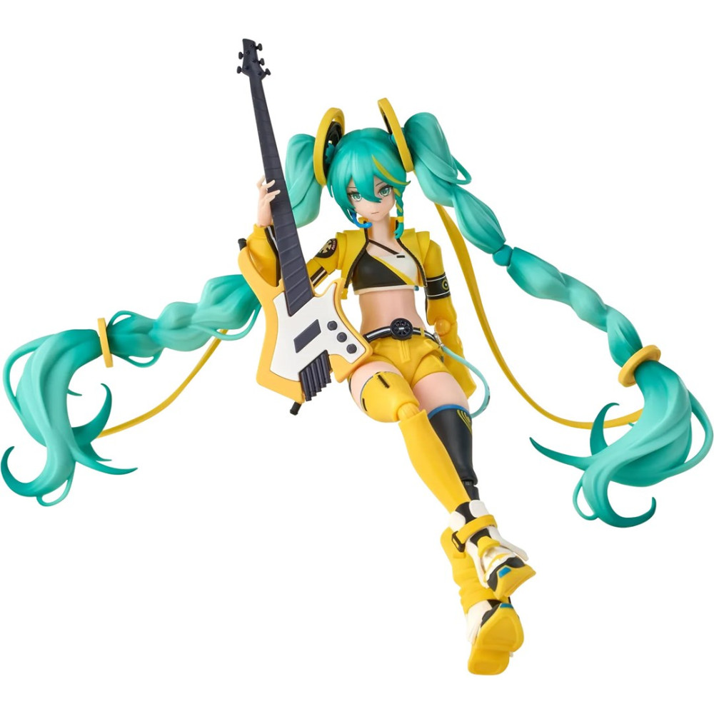 Figura anime z długimi turkusowymi włosami, żółtym strojem i gitarą siedzi na białym tle.