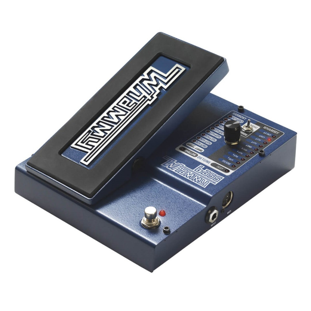 Niebieski pedał efektów Digitech Bass Whammy z dużym srebrnym logo Whammy i przełącznikiem.