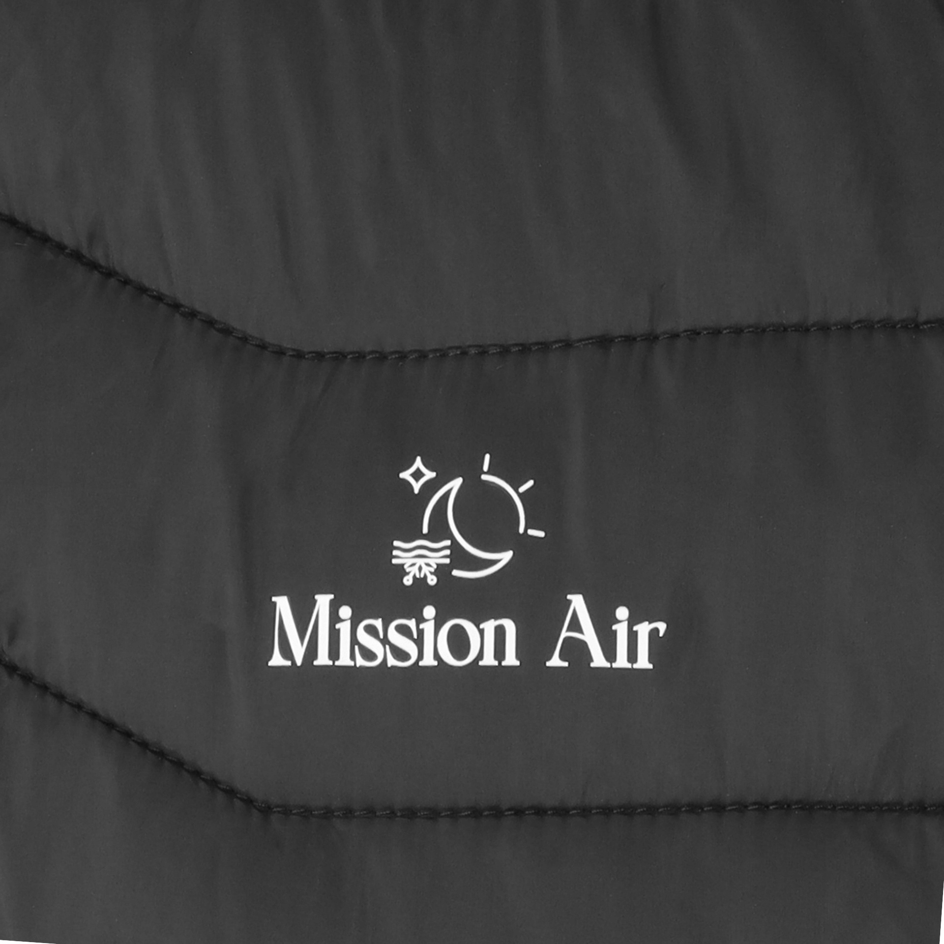 Czarna pikowana tkanina z białym logo Mission Air przedstawiającym słońce, księżyc i fale.