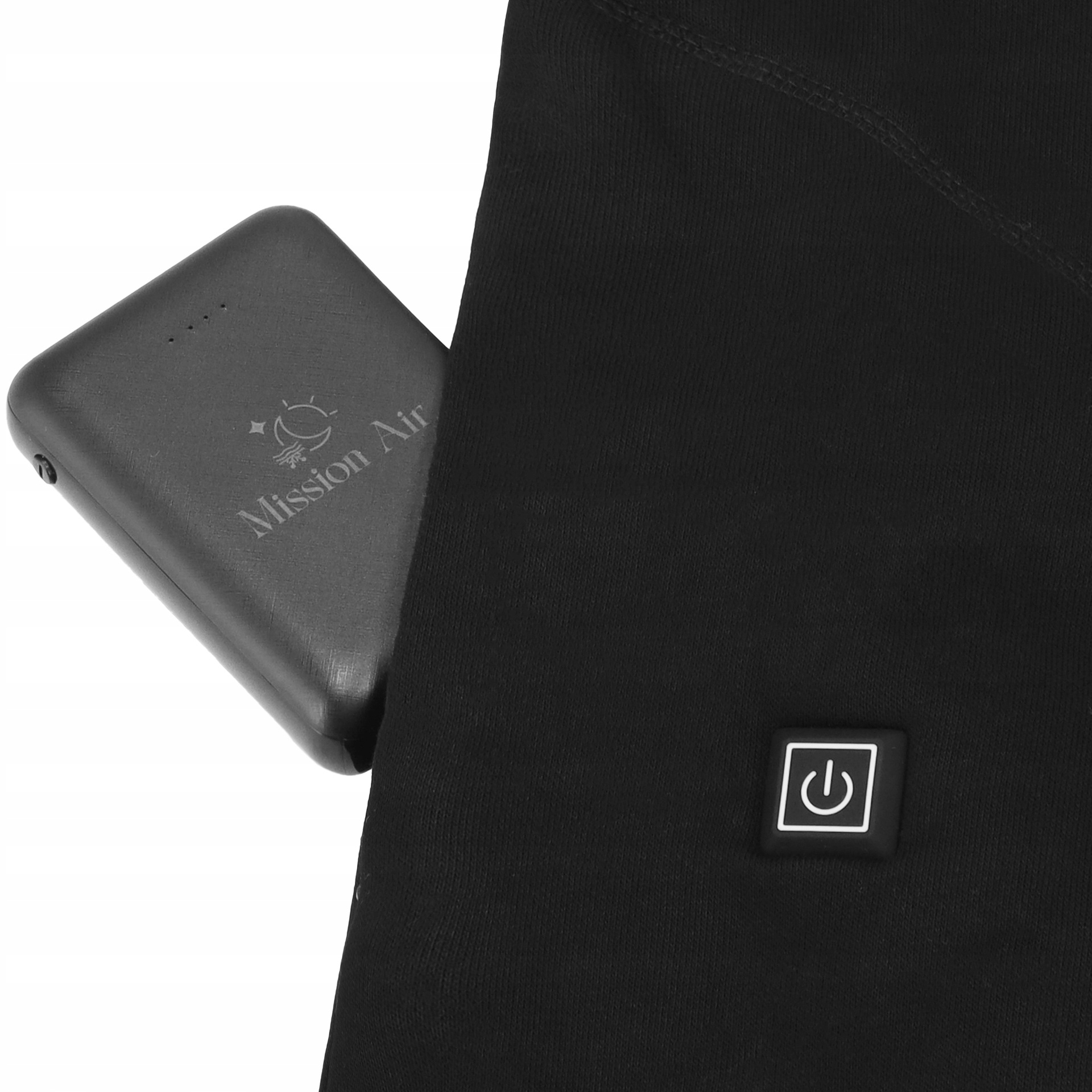 Czarny powerbank z napisem Mission Air wystaje z kieszeni obok przycisku zasilania.