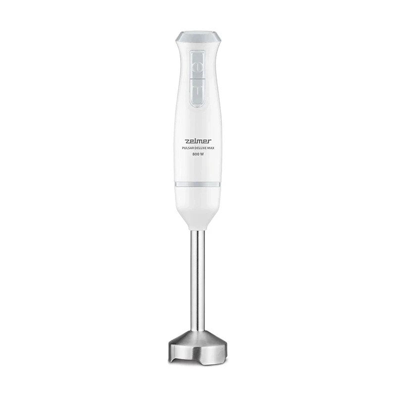 Biały blender ręczny Zelmer Pulsar Deluxe Max z metalową końcówką na białym tle.