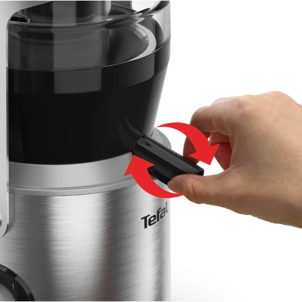 Ręka obraca czarną wylewkę sokowirówki Tefal, wskazując czerwoną strzałką.