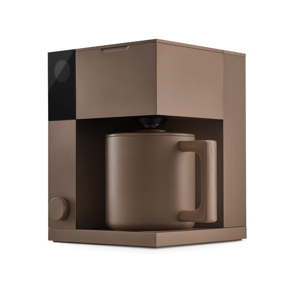 Moderna caffettiera marrone con tazza coordinata su sfondo bianco.