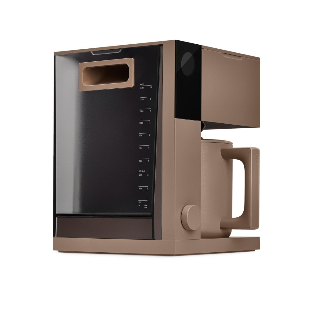 Una moderna macchina da caffè a filtro tortora e nera con serbatoio dell'acqua e caraffa.