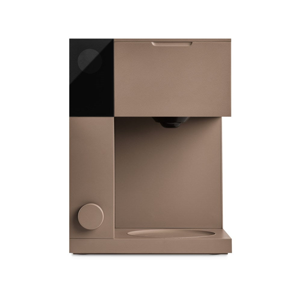 Una moderna caffettiera tortora e nera dal design minimalista, manopola di controllo e raccogligocce su sfondo bianco.